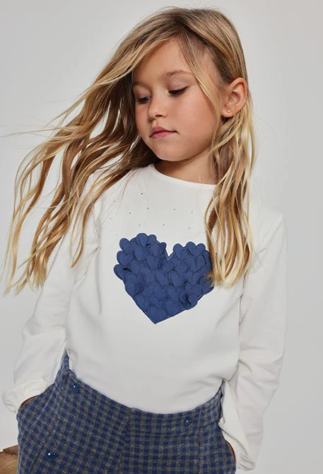 Camiseta punto niña blanca con corazón azul