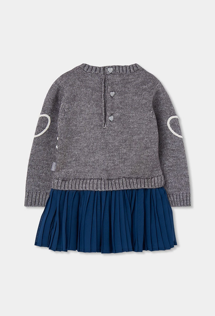 Grau meliertes Kleid mit Herzen und blauem Rock