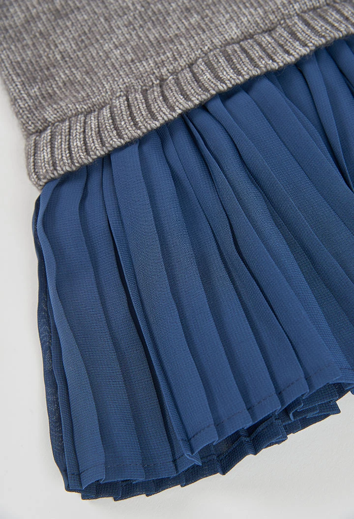 Grau meliertes Kleid mit Herzen und blauem Rock