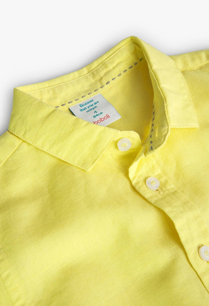 Camisa de linho de menino de cor amarela