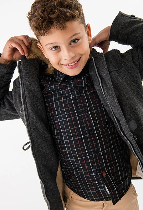 Camisa de popelina para menino com estampado de xadrez em cor escura