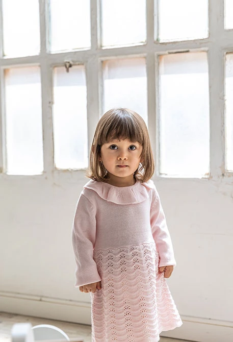 Rosa Babykleid aus Strickstoff