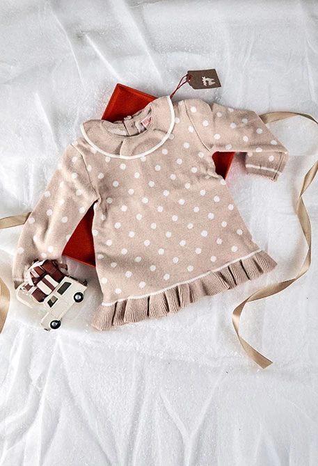 Vestito a maglia beige con stampa a pois