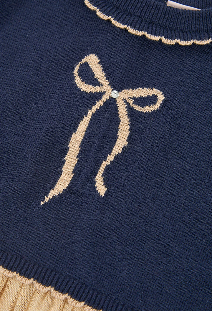 Marineblaues Tüllkleid mit goldenem Schleifenband