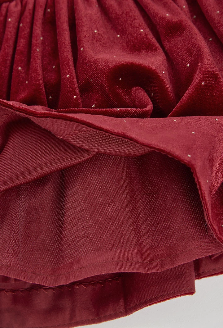 Robe en velours rouge avec reflets dorés