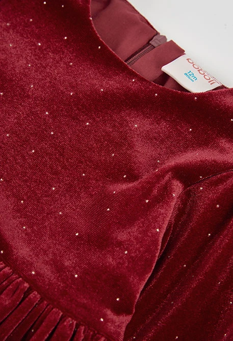 Robe en velours rouge avec reflets dorés