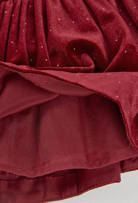 Robe en velours rouge avec reflets dorés