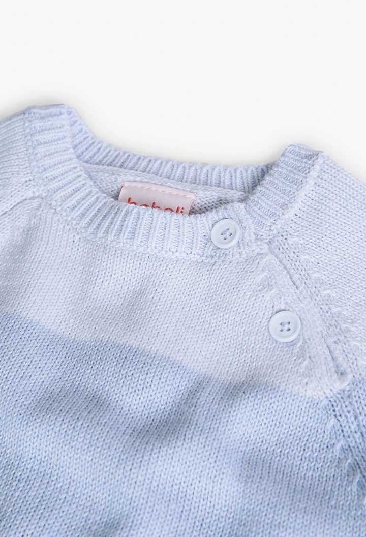 Pull en tricot pour bébé garçon de couleur bleue.