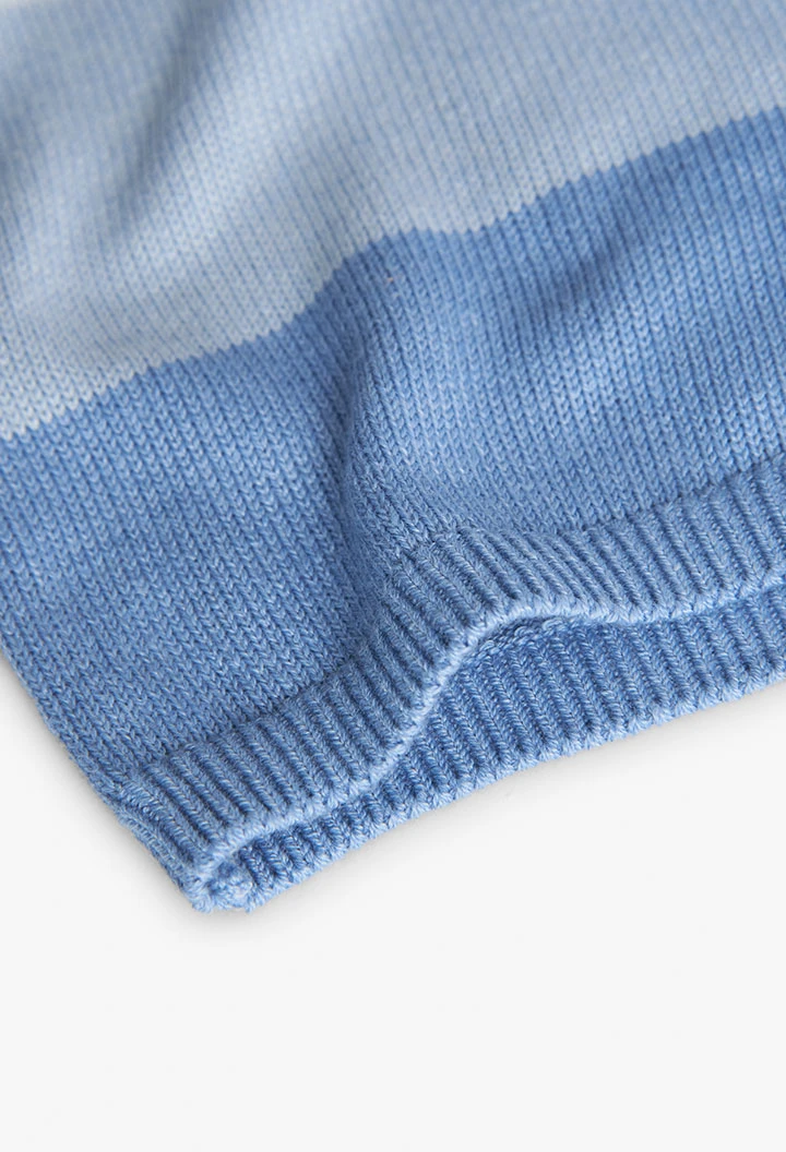 Pull en tricot pour bébé garçon de couleur bleue.