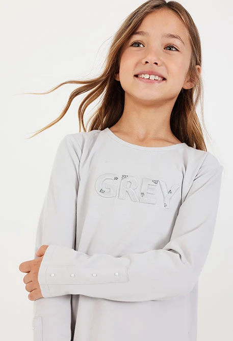 Maglietta in maglia da bambina beige con lettere GREY