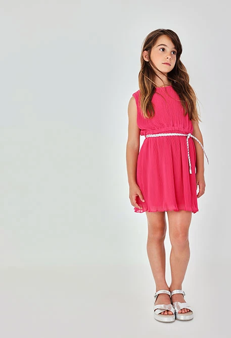 vestido de cor roxa