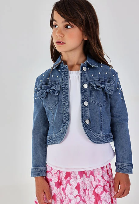 Mädchenjacke aus Denim in Bleach-Farbe mit kleinen Schleifen.