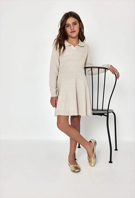 Robe en maille écrue avec détails dorés