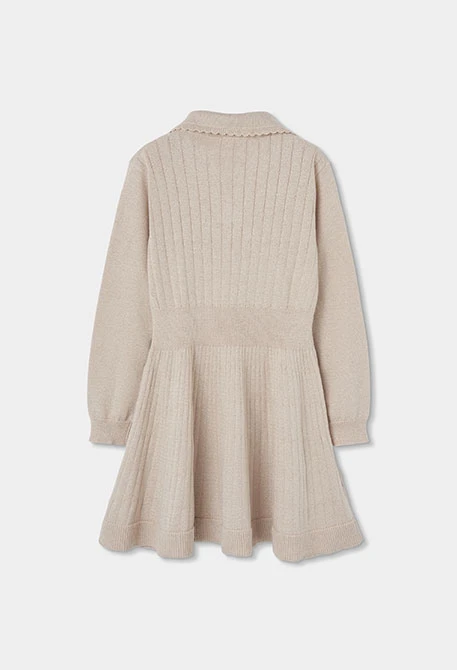 Rohweißes Strickkleid mit goldenen Details