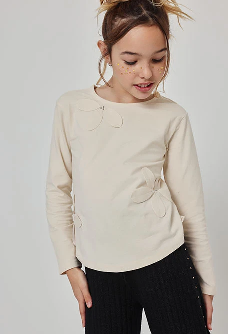 Camiseta punto niña crudo con flores aplicadas