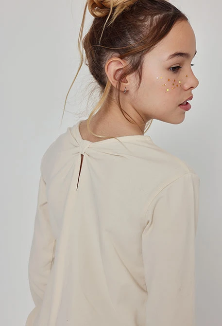Camiseta punto niña crudo con flores aplicadas