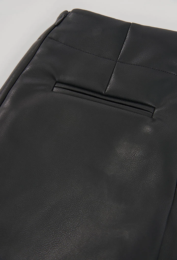 Faldilla-short de polipell negra amb tatxes daurades