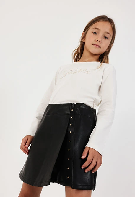 Jupe-short en simili cuir noire avec clous dorés