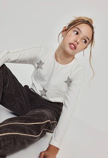 Maglietta in maglia da bambina bianca con stelle