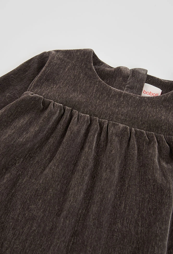 Braunes Samtkleid mit Rüschen