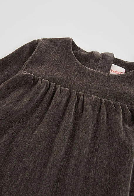Braunes Samtkleid mit Rüschen