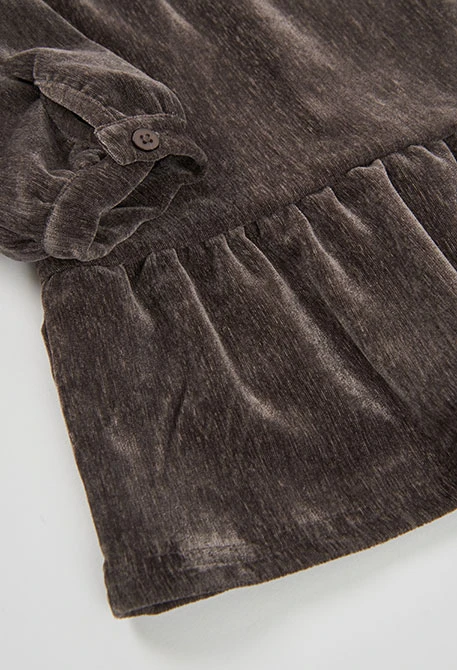 Vestido de veludo castanho com folhos