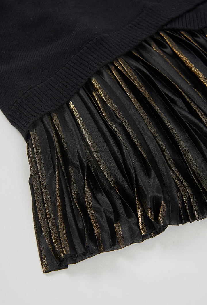 Vestido combinado negro con falda plisada dorada