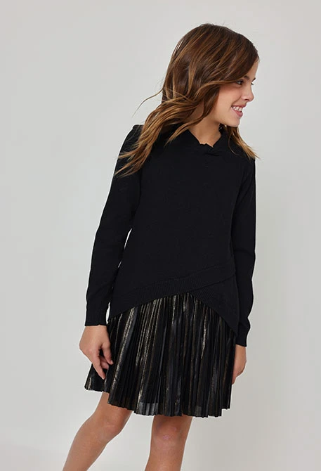 Vestido combinado preto com saia plissada dourada