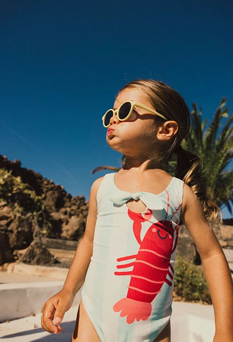 Bañador de poliamida para bebé niña en color verde agua con diseño de langosta