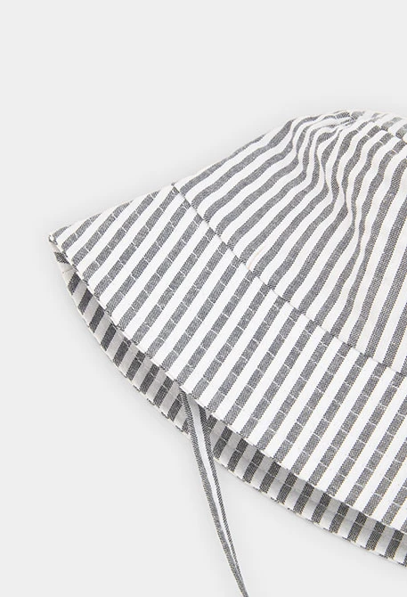 Bonnet bébé à rayures noires et blanches.