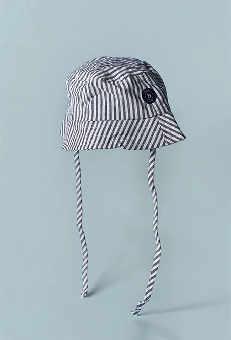 Bonnet bébé à rayures noires et blanches.