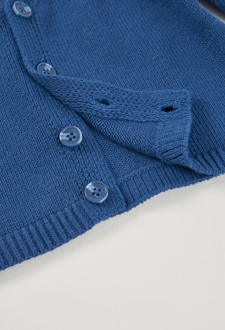 Babystrickjacke in Blau mit Knöpfen