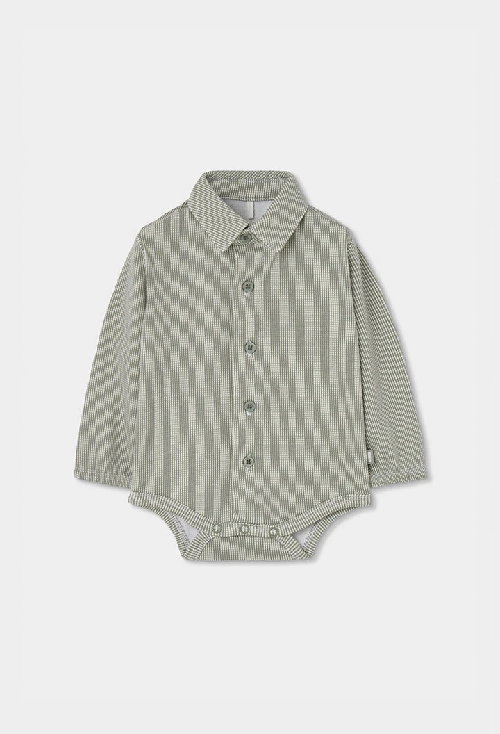 Grünes Strickset für Babys mit Igel-Stickerei