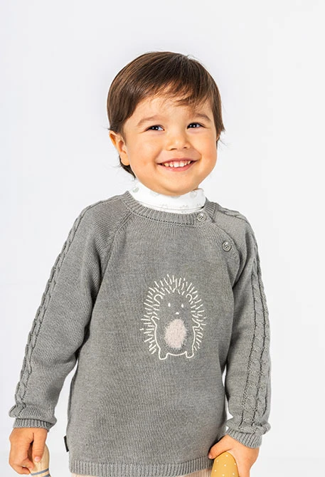 Grünes Strickpullover für Baby mit Igel-Stickerei
