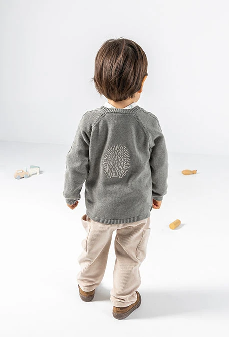 Pull vert bébé avec broderie hérisson