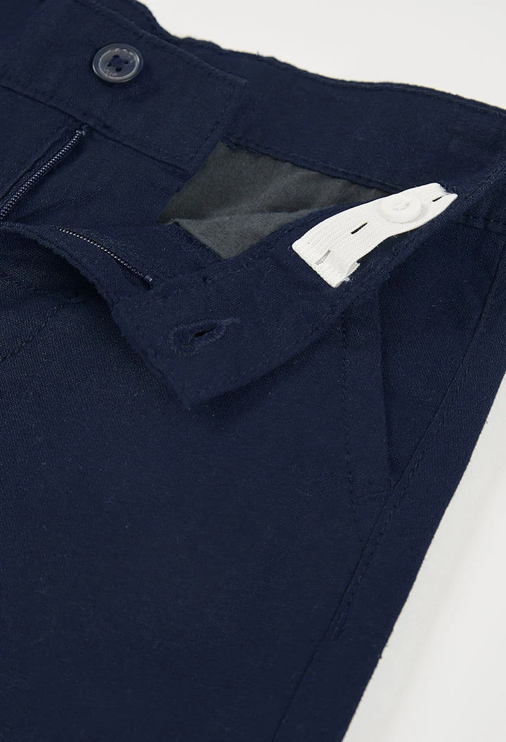 Kinderhose aus marineblauem Leinen.