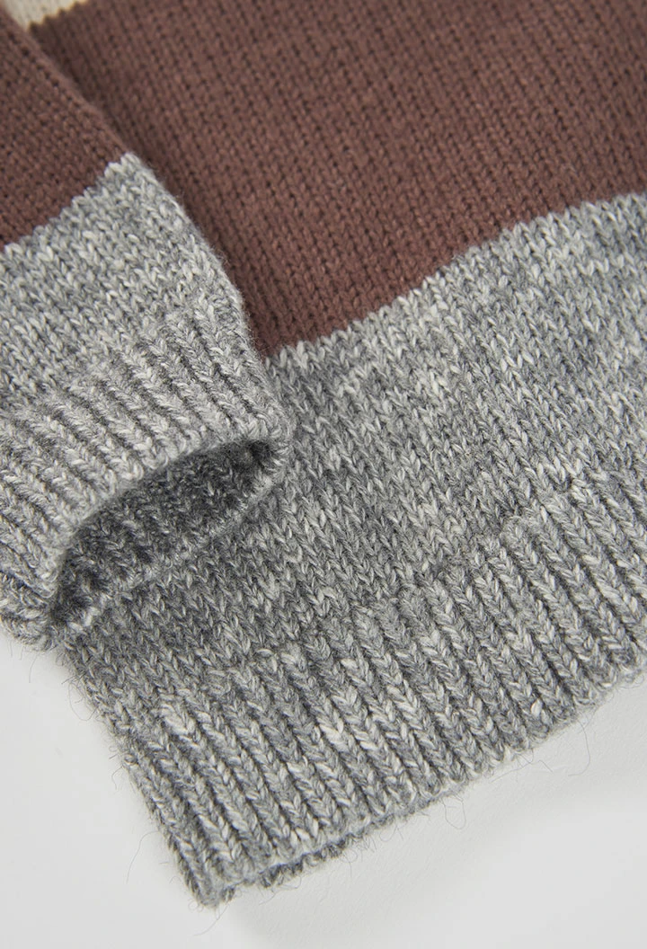 Blau gestreifter Jungen-Pullover mit mehrfarbigen Streifen