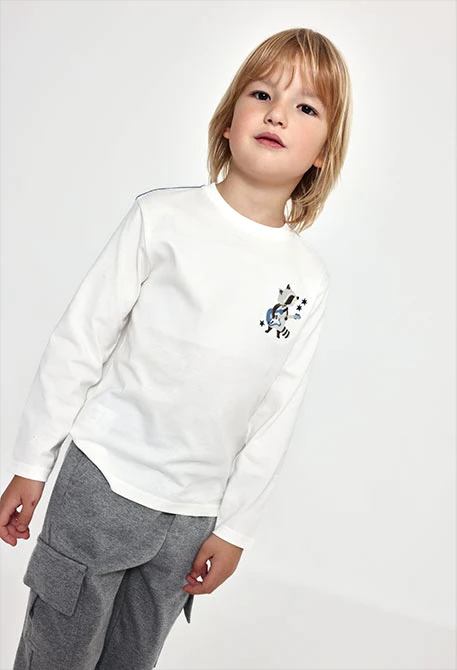 Weißes Strick-T-Shirt für Jungen mit Waschbär-Aufdruck