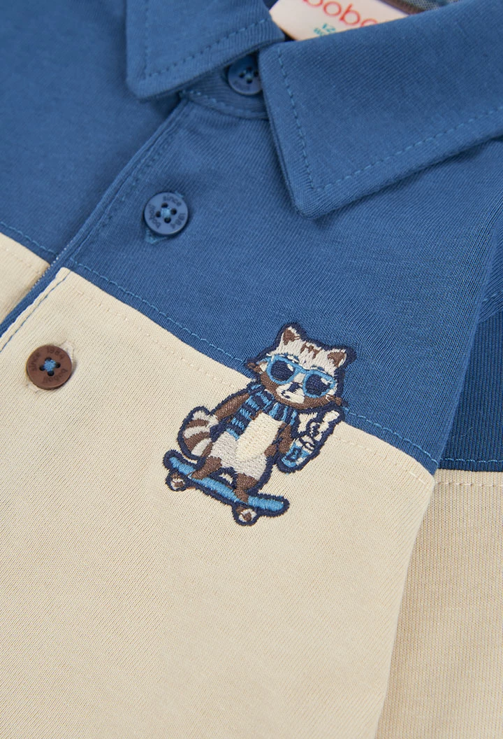 Gestricktes Polo-Shirt Junge blau dreifarbig bestickter Waschbär