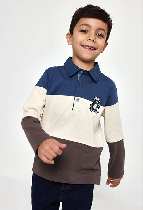 Gestricktes Polo-Shirt Junge blau dreifarbig bestickter Waschbär