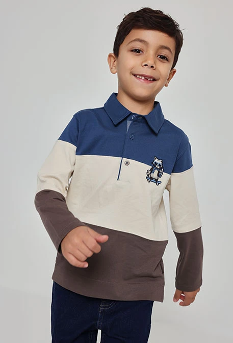 Gestricktes Polo-Shirt Junge blau dreifarbig bestickter Waschbär
