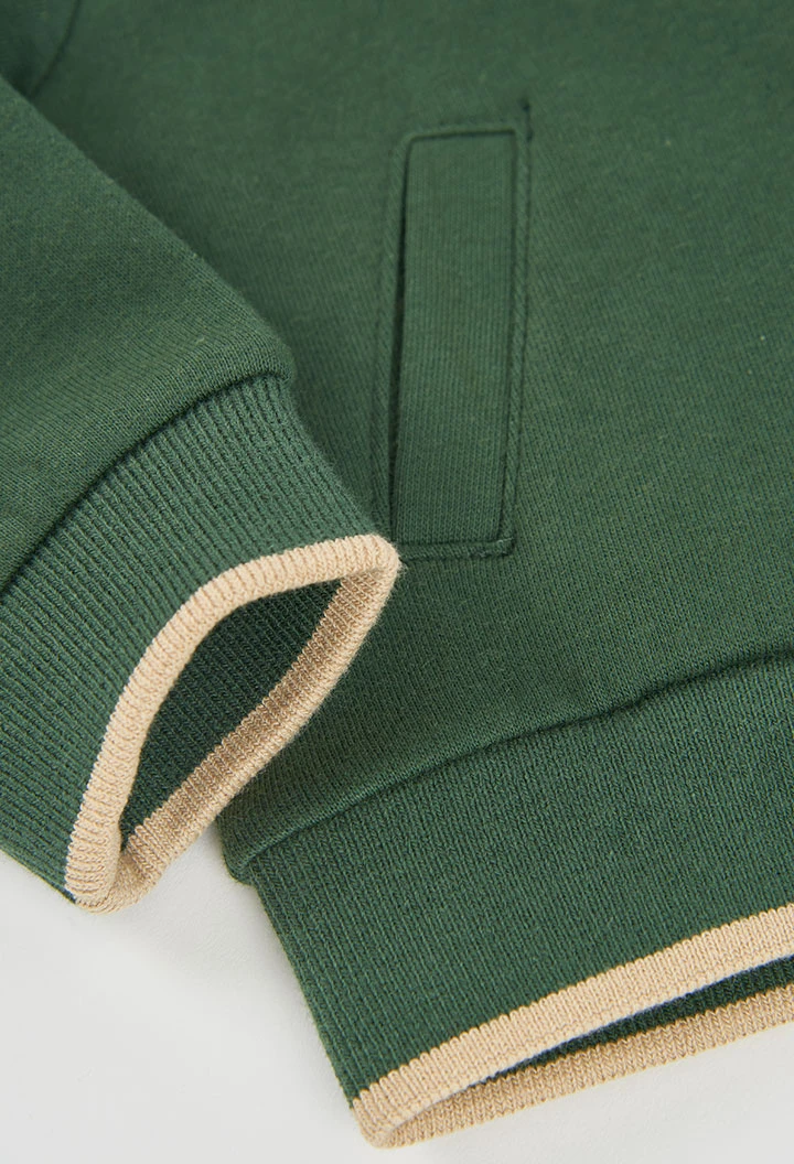 Grüne Plüschjacke für Jungen mit Kapuze und Aufnäher