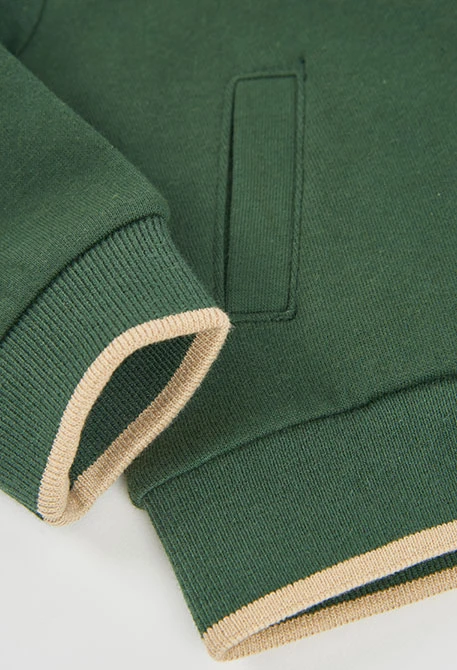 Grüne Plüschjacke für Jungen mit Kapuze und Aufnäher