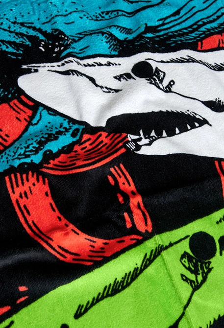 Serviette pour enfant de couleur bleu marine avec un imprimé de requins.