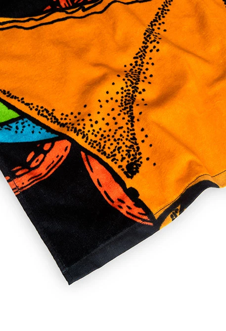 Serviette pour enfant de couleur bleu marine avec un imprimé de requins.