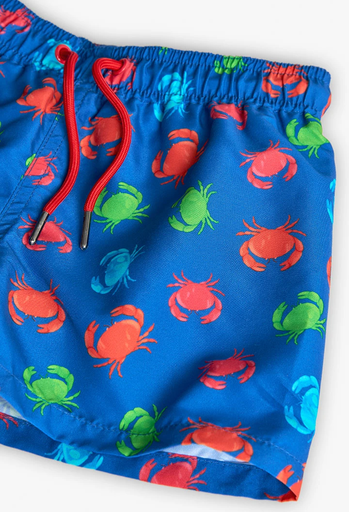 Maillot de bain en tissu recyclé pour garçon, bleu avec motif de crabes.