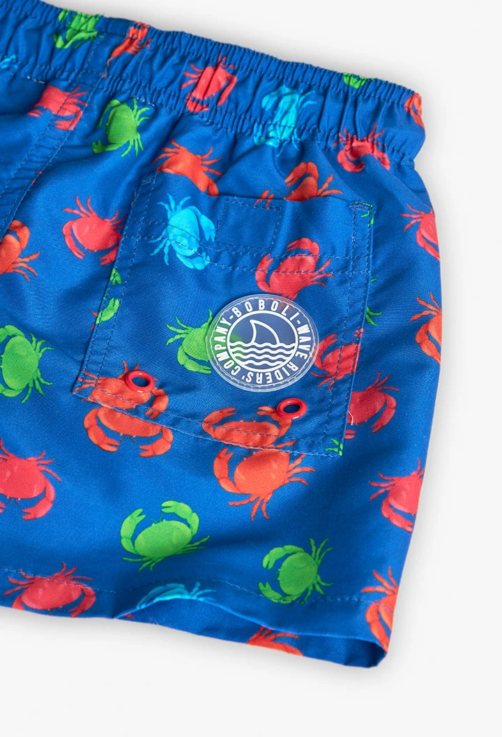Maillot de bain en tissu recyclé pour garçon, bleu avec motif de crabes.
