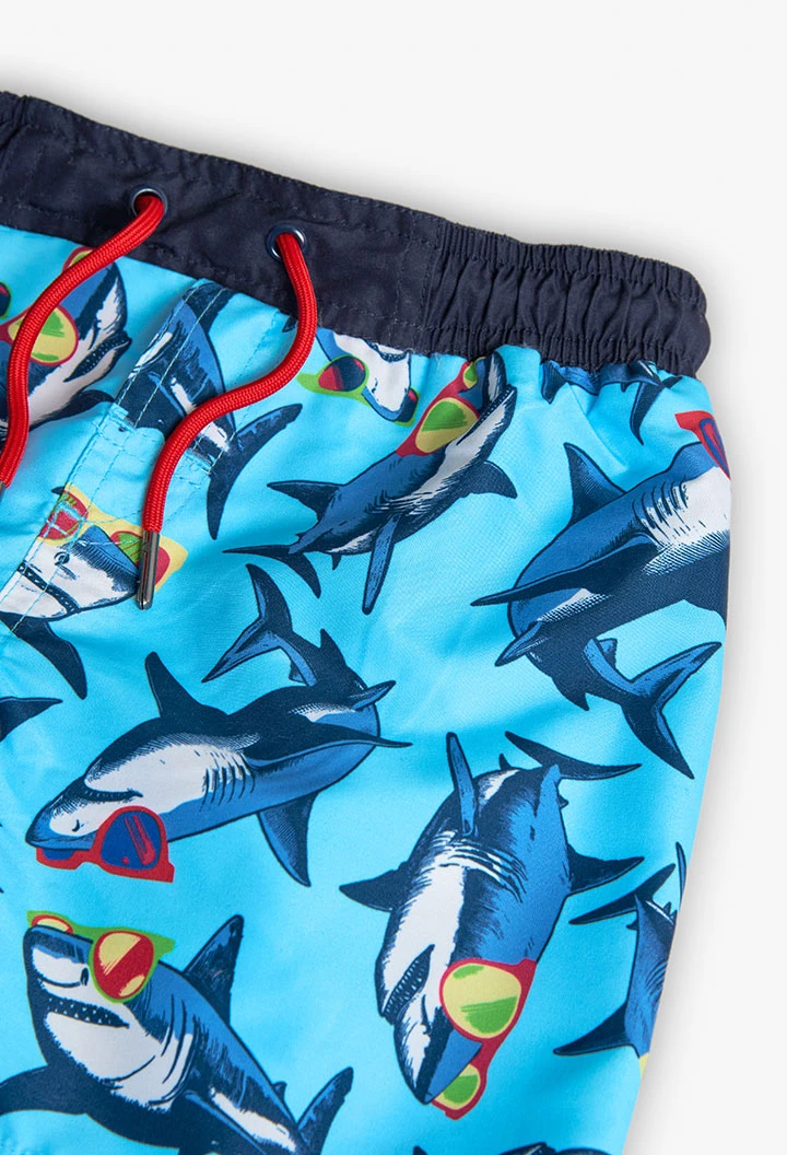 Maillot de bain en tissu recyclé pour garçon en bleu marine avec motif de requins.