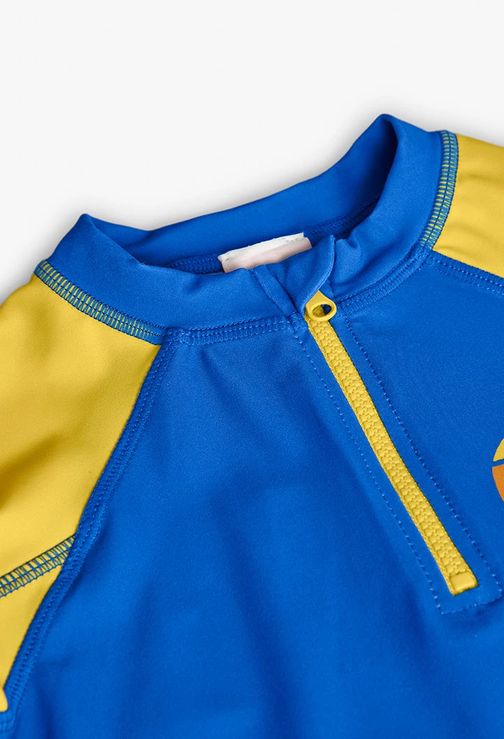 T-shirt de protection solaire pour enfant en bleu et jaune.
