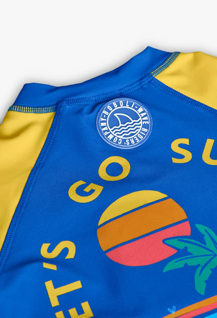 T-shirt de protection solaire pour enfant en bleu et jaune.